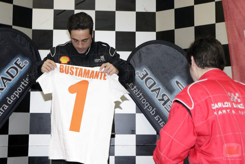 David Bustamante mira su camiseta