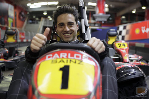 Bustamante sonriente en uno de los karts