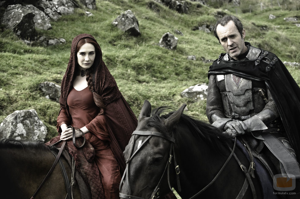 Carice van Houten y Stephen Dillane cabalgan en 'Juego de tronos'