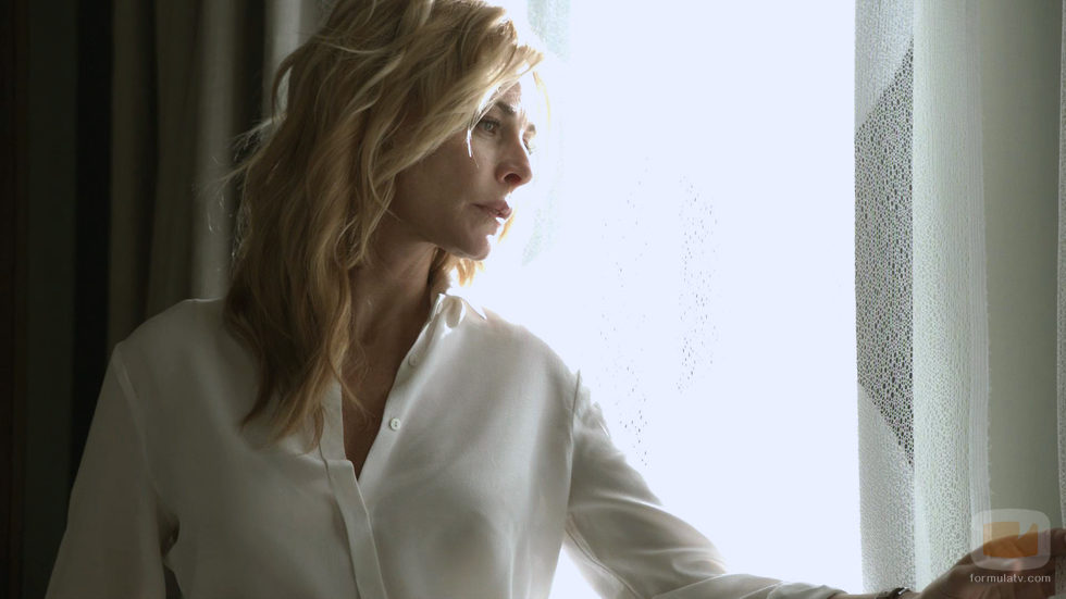 Belén Rueda mira por una ventana