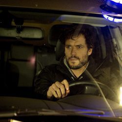 Raúl Pando dentro de un coche en 'Luna'