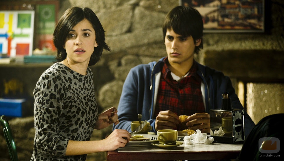 Vera y pablo desayunan en 'Luna, el misterio de Calenda'