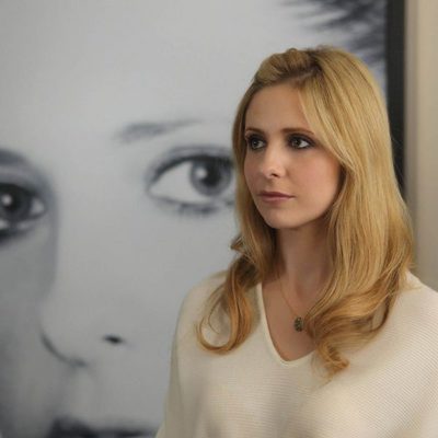 Siobhan (Bridget) junto a un cuadro de la verdadera Siobhan