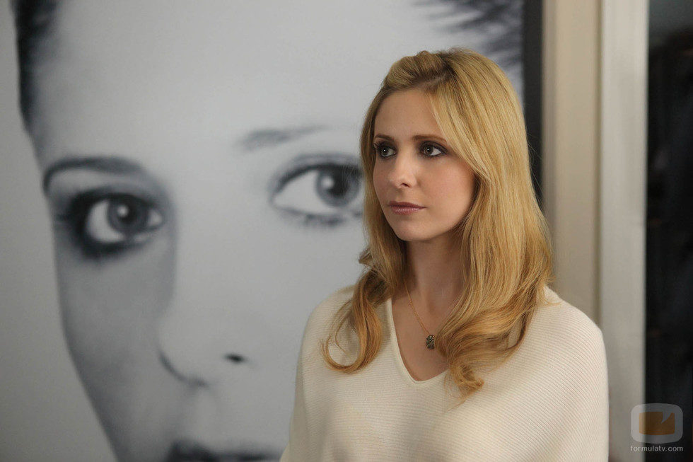 Siobhan (Bridget) junto a un cuadro de la verdadera Siobhan