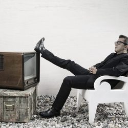 Andreu Buenafuente con los pies sobre el televisor