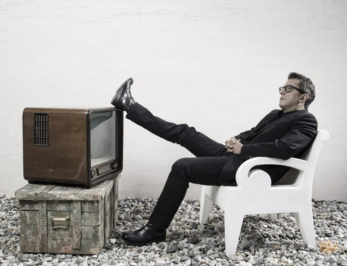 Andreu Buenafuente con los pies sobre el televisor