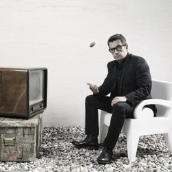 Andreu Buenafuente junto a un televisor