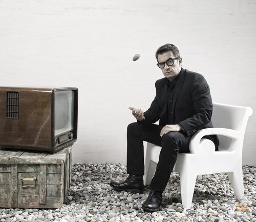 Andreu Buenafuente junto a un televisor