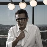 Andreu Buenafuente se abrocha el botón de su camisa
