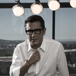 Andreu Buenafuente se abrocha el botón de su camisa
