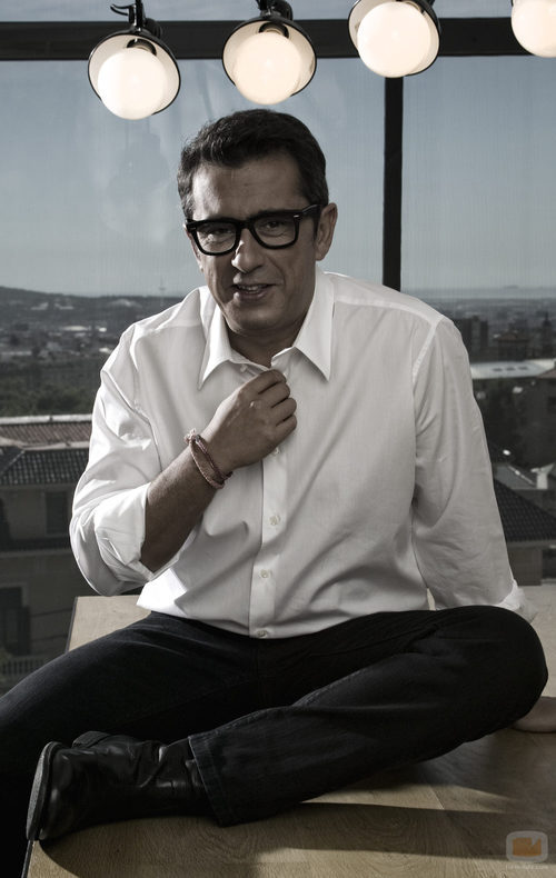 Andreu Buenafuente se abrocha el botón de su camisa