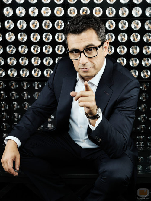 Andreu Buenafuente señala con el dedo en 'Buenas noches y Buenafuente'