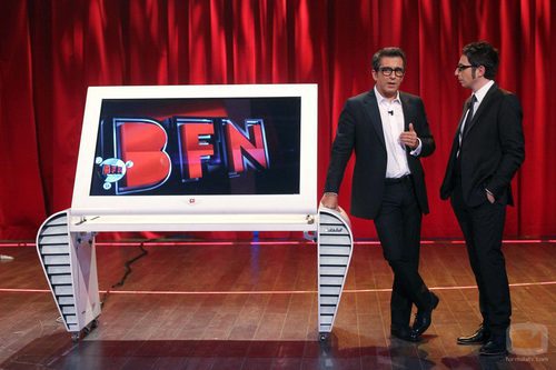 Andreu Buenafuente y Berto Romero con una pantalla en 'Buenas noches y Buenafuente'