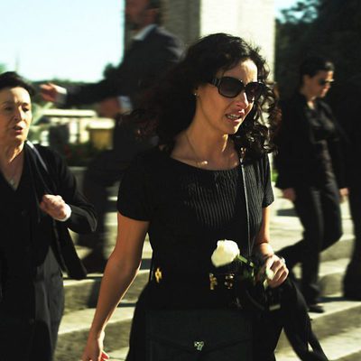 Carmina (Patricia Vico) en el entierro de su madre