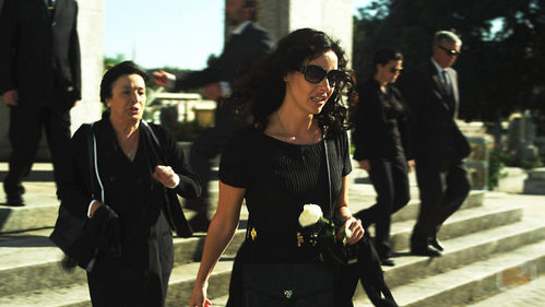 Carmina (Patricia Vico) en el entierro de su madre