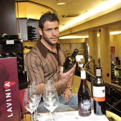 Iván Hermés sujeta una botella de vino