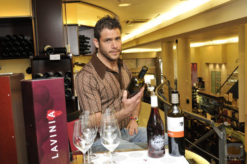 Iván Hermés sujeta una botella de vino