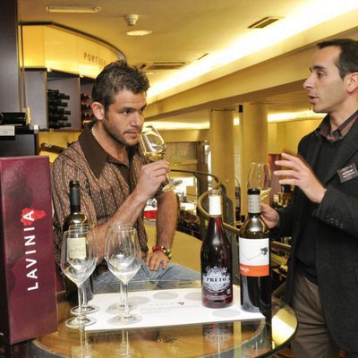 Iván Hermés, catando un vino blanco