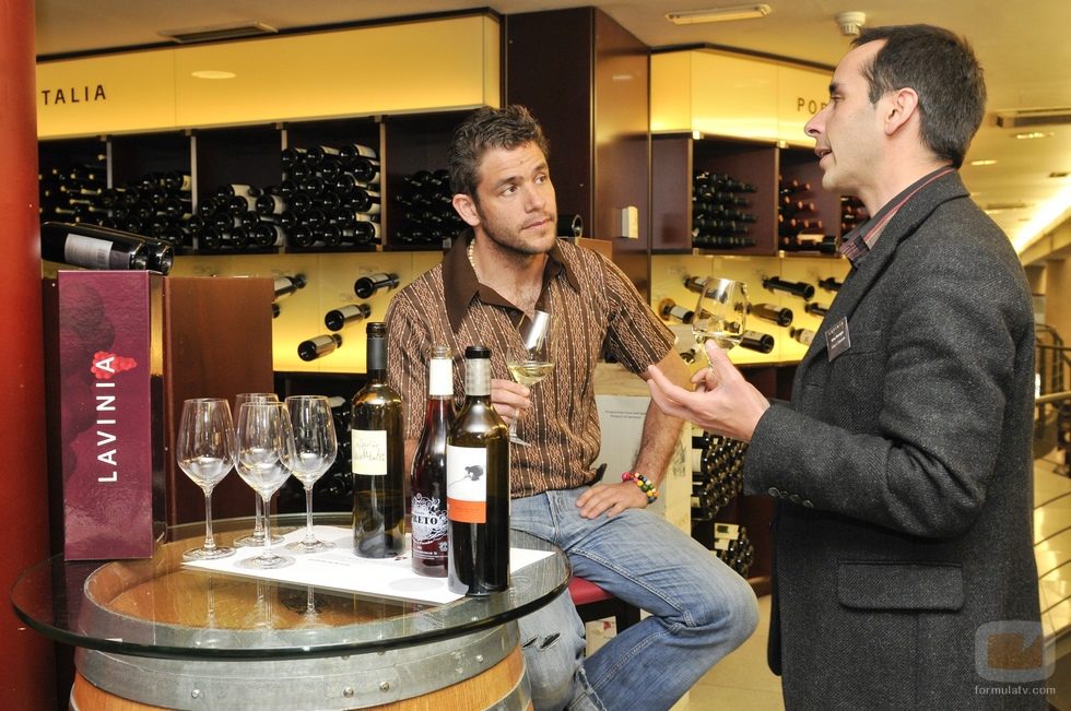 Iván Hermés en una tienda de vinos de Madrid