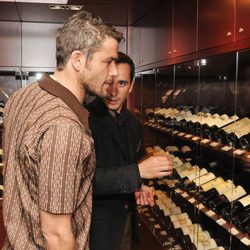Iván Hermes observa la variedad de vinos