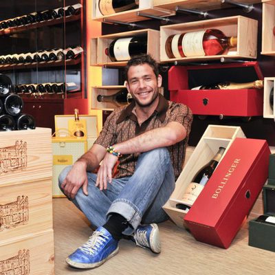 Iván Hermes, sentado en el suelo