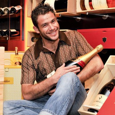 Iván Hermes posa con una botella de vino