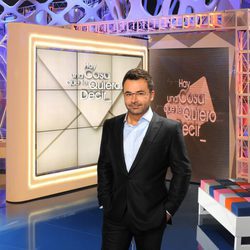 Jorge Javier posa frente a los decorados de su nuevo programa