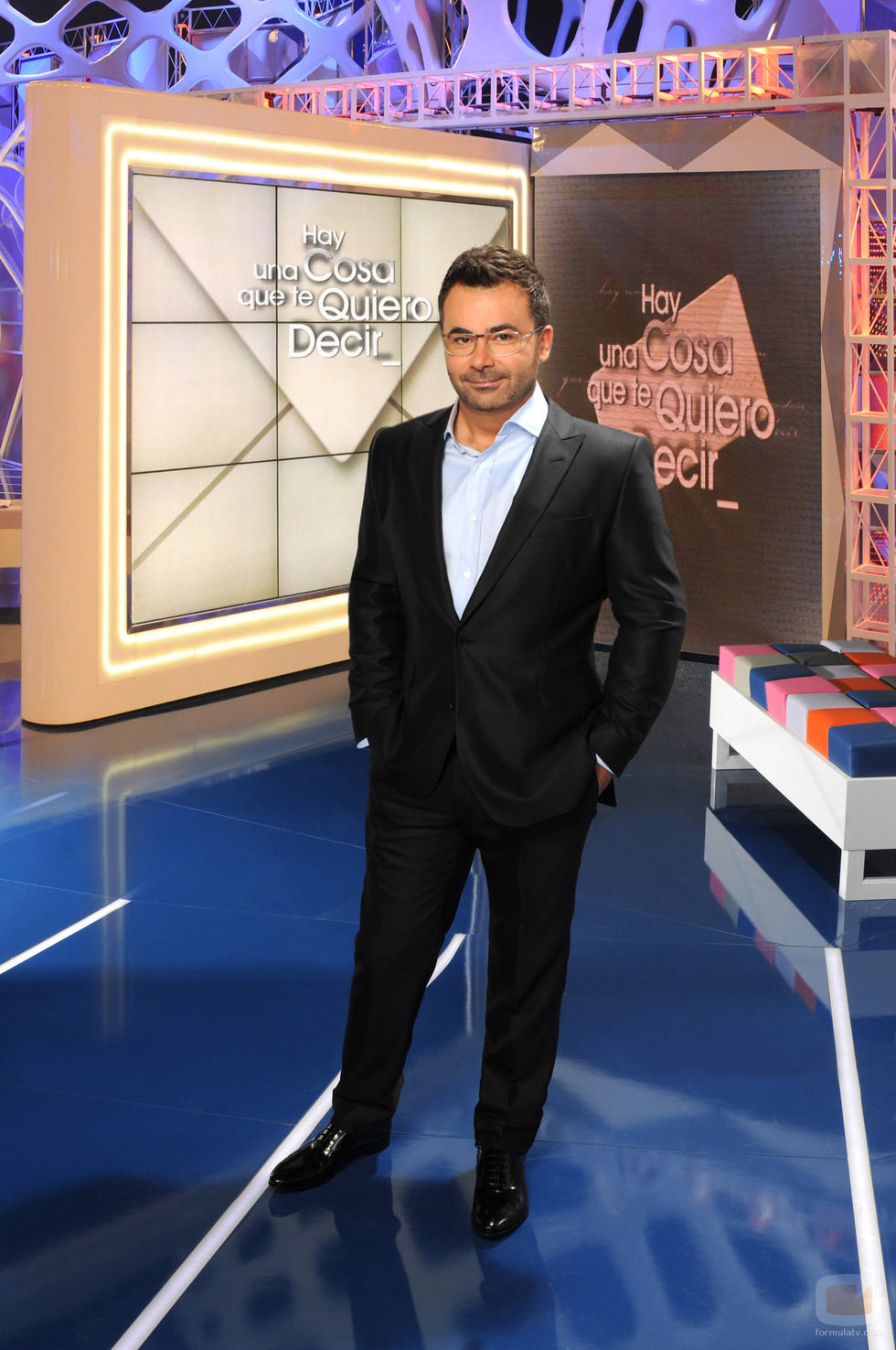 Jorge Javier posa frente a los decorados de su nuevo programa