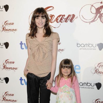Alejandra Lorente y su hija en la ficción en la premiere de 'Gran Reserva'