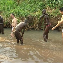 Juan Carlos y Elio en se dan un baño en el rio