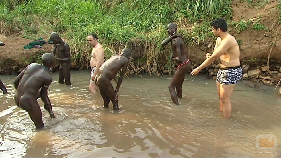 Juan Carlos y Elio en se dan un baño en el rio