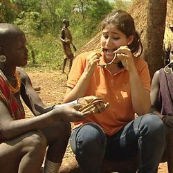 La tribu Suri enseña una tradición a Liz