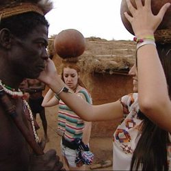 La familia San Sebastián lleva agua en la cabeza