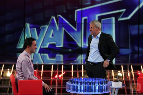 Carlos Sobera habla con un concursante de 'Avanti'