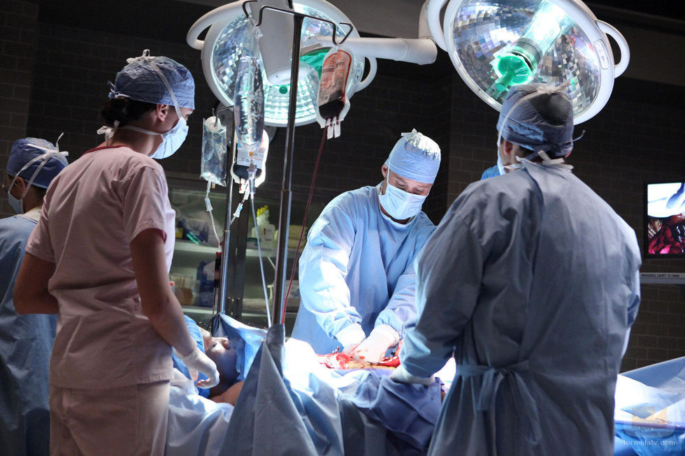 El equipo de House durante una intervención quirúrgica