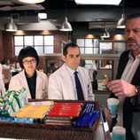 House elige una chocolatina delante de su equipo