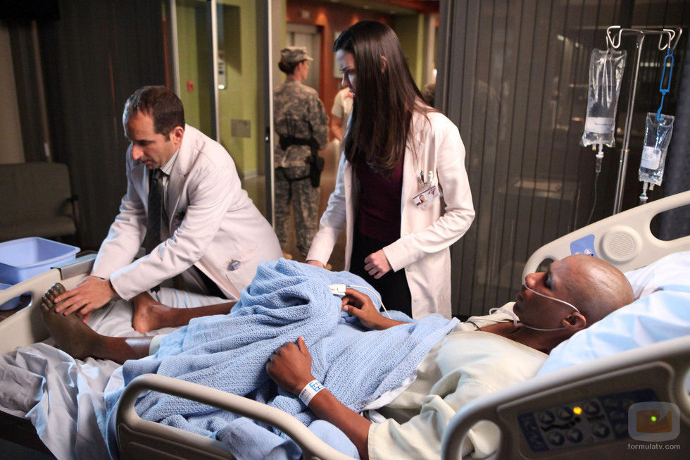 El doctor Taub y la doctora Jessica tratan a un paciente