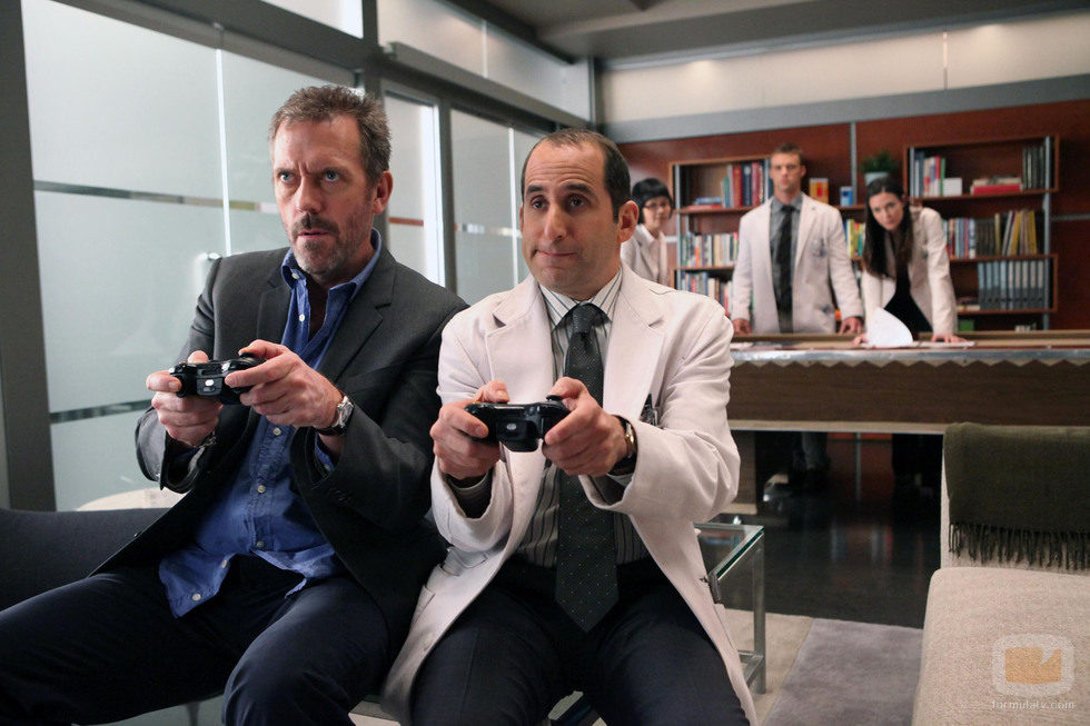 El doctor House y Taub juegan a un videojuego