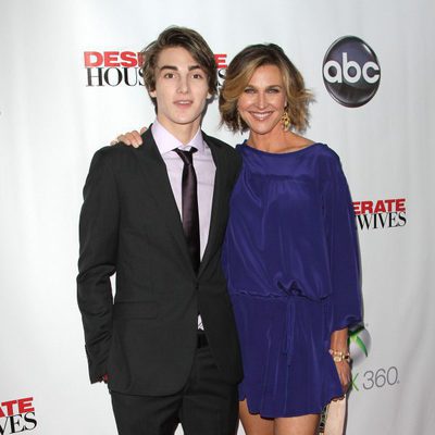 Brenda Strong y su hijo en la fiesta final de 'Mujeres desesperadas'