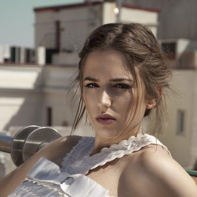 Marina Salas posa para Lanne Magazine con un vestido blanco