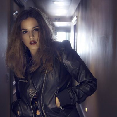 Marina Salas con una chaqueta de cuero negra y los labios rojos