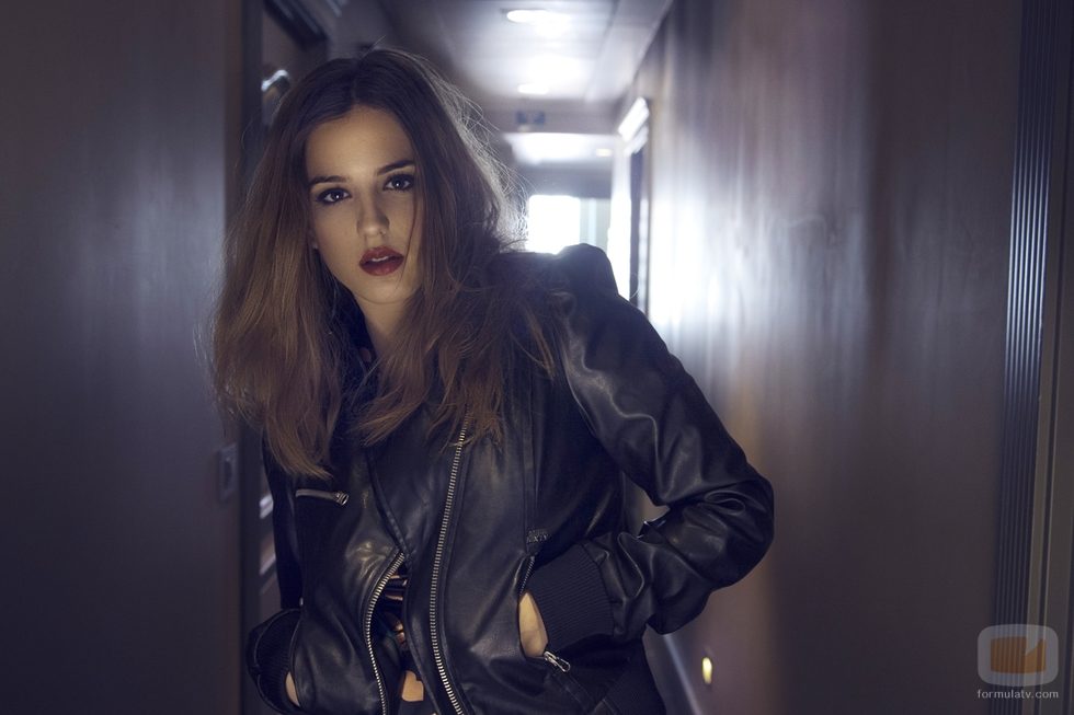 Marina Salas con una chaqueta de cuero negra y los labios rojos