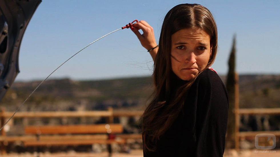 Ana Fernéndez con la vara para medir el aceite