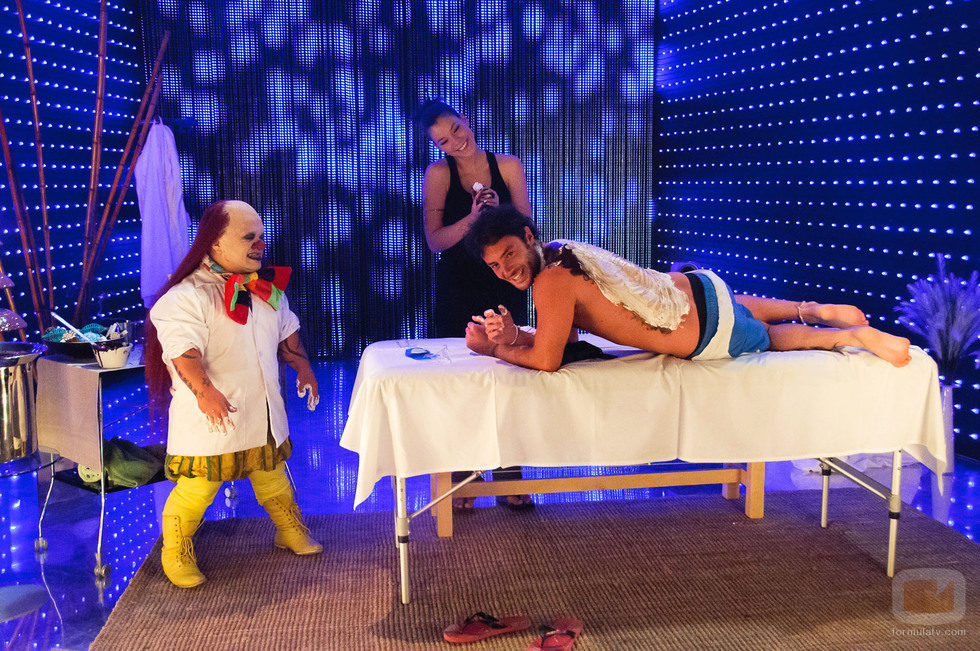 Aless con sus dos "masajistas"