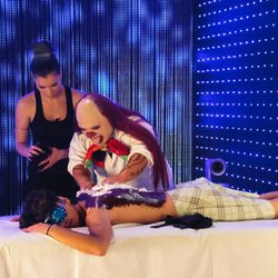 El payaso da un masaje a Daniel