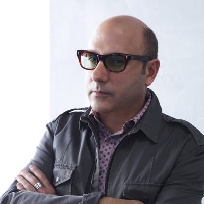 Willie Garson en una imagen promocional de la tercera temporada de 'Ladrón de guante blanco'