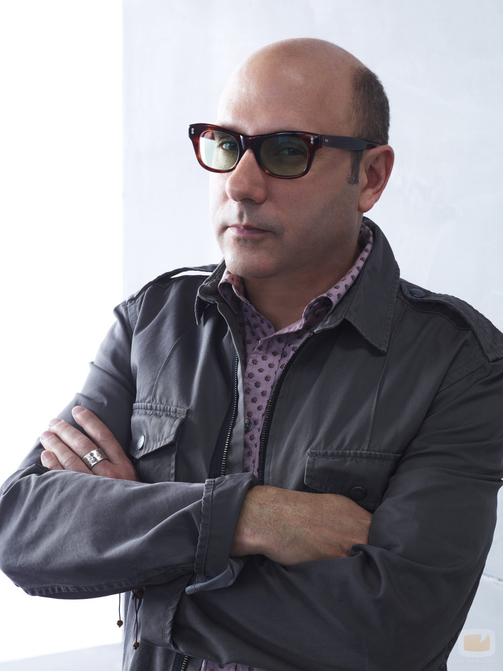 Willie Garson en una imagen promocional de la tercera temporada de 'Ladrón de guante blanco'