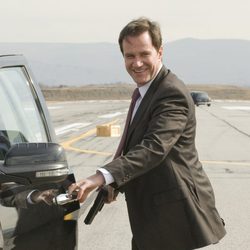 Peter Burke (Tim DeKay) entrando a un coche