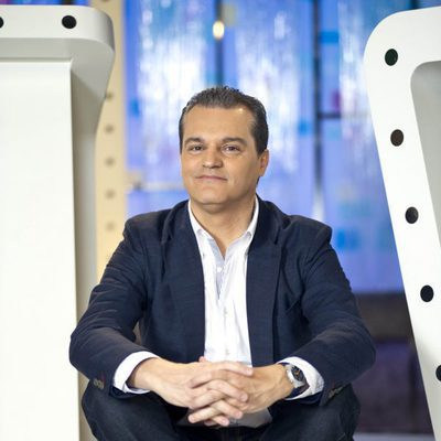 Ramón García posa sentado en el plató