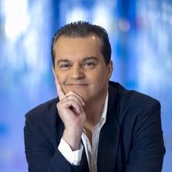 El presentador, Ramón García, sonríe en su programa
